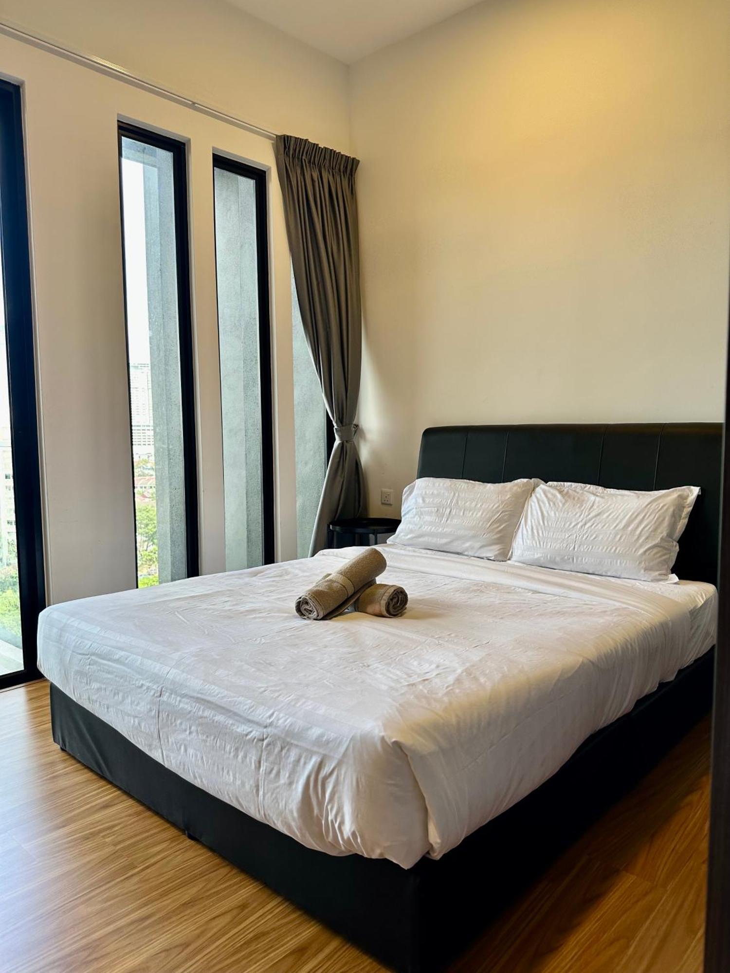 Beacon Executive Suite - City View - By Iz George Town Exterior photo