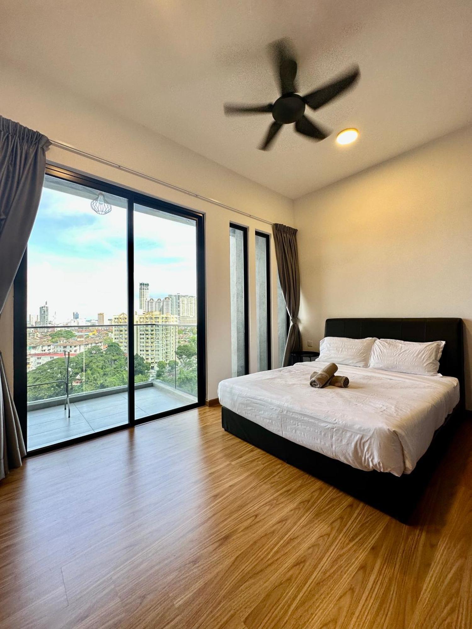 Beacon Executive Suite - City View - By Iz George Town Exterior photo